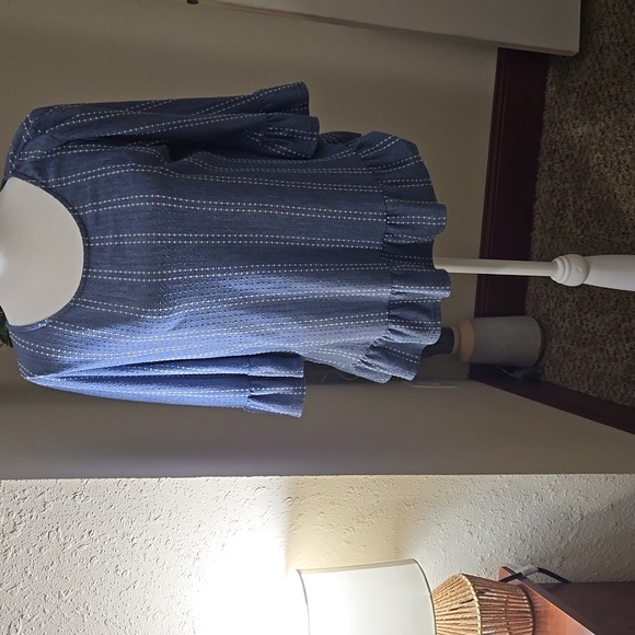 W5 Tops - 1 Preloved Size Medium blue pullover blouse